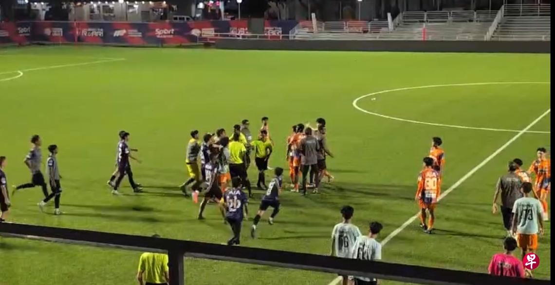 *已签发*柔:狮城二三事:涉拳打敌队两球员 狮城丹戎巴葛联队前球员被控