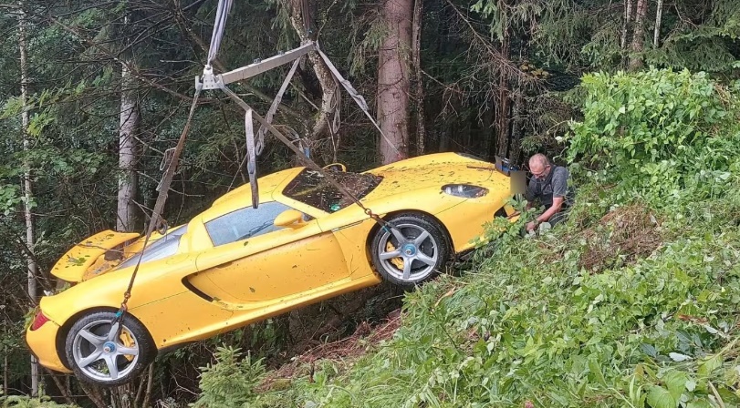 *已签发*柔:狮城二三事:狮城人奥地利驾超跑坠山 需砍树吊车救援