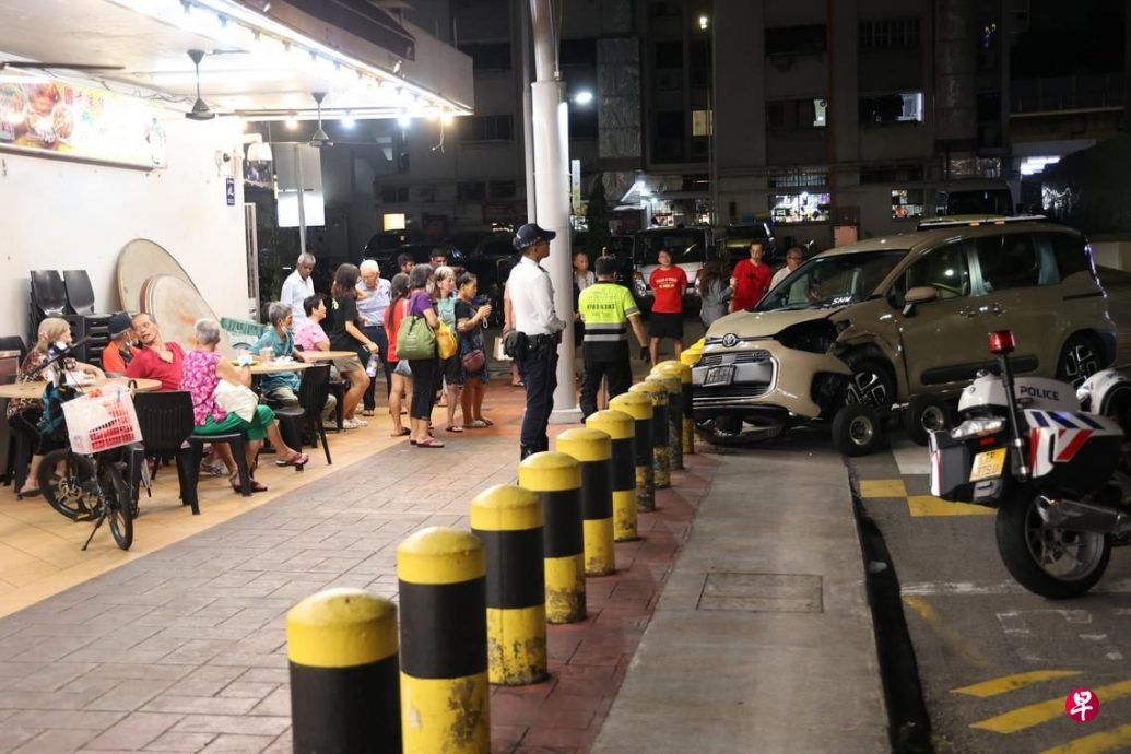 *已签发*柔：狮城二三事：狮城八旬嬷开车  撞伤送餐员险冲咖啡店