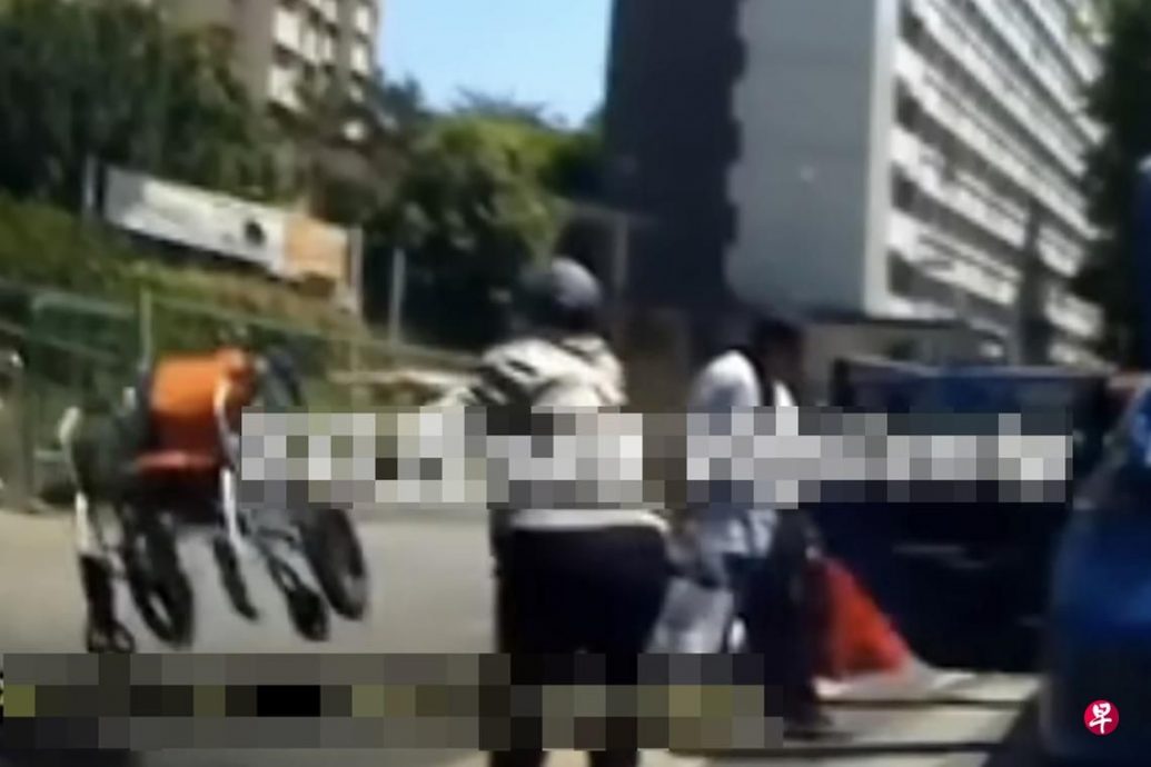 *已签发*柔：狮城二三事：狮城德士女司机突停车  赶家人下车扔轮椅