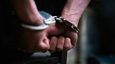 男子狮城停车场发狂挥刀  警方发射眩晕枪制伏