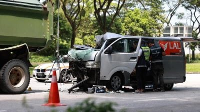 狮城二三事 | 疑换道超车酿祸 货车司机当场亡