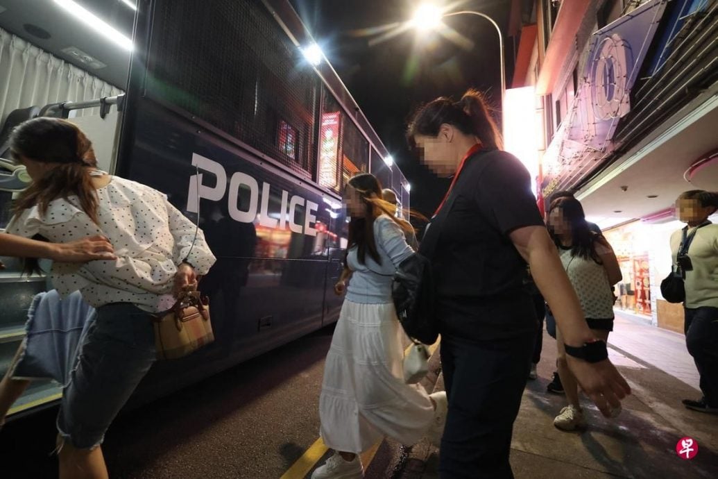 *已签发*柔:狮城二三事:见狮城交警临检丢可疑包裹 男子身上查出多种违禁品