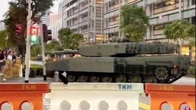豹型2SG坦克撞交通灯柱  调查揭零件故障导致失控