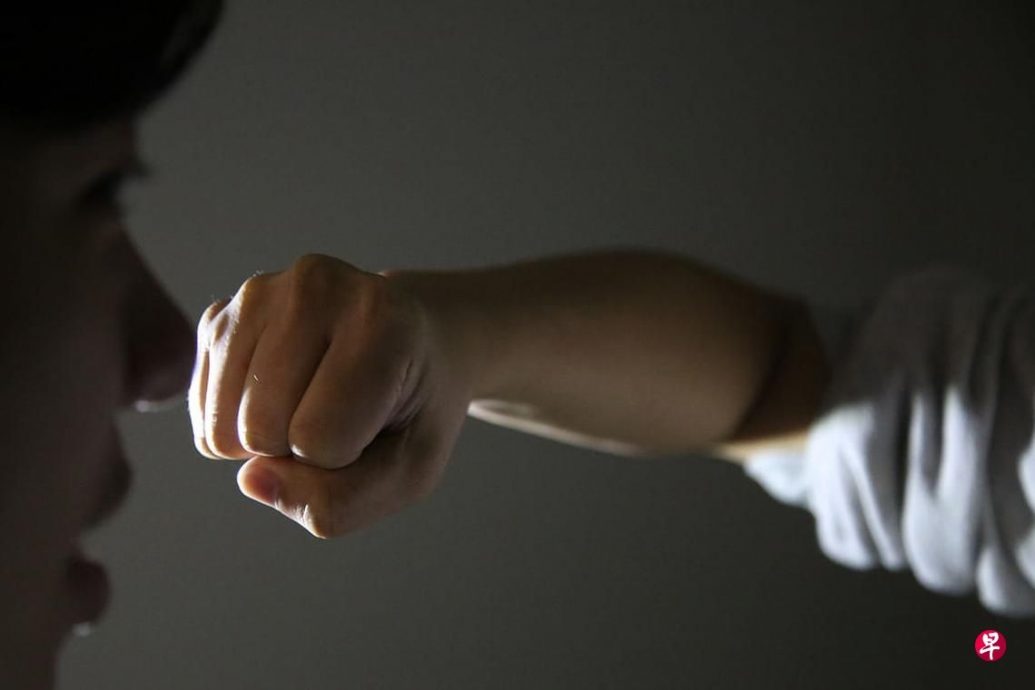 *已签发*柔：狮城二三事：青年串谋14岁女友  一晚暴打智障女3轮