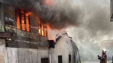 班兰8半砖店3车烧毁  水压不足消拯员接水灌救