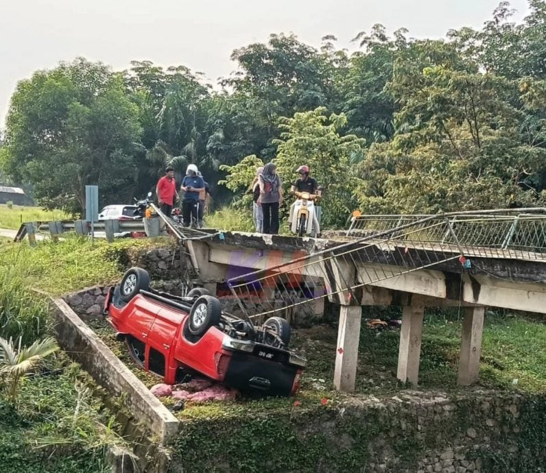 **已签发**柔：男子连人带车飞下桥  人伤车翻覆河堤