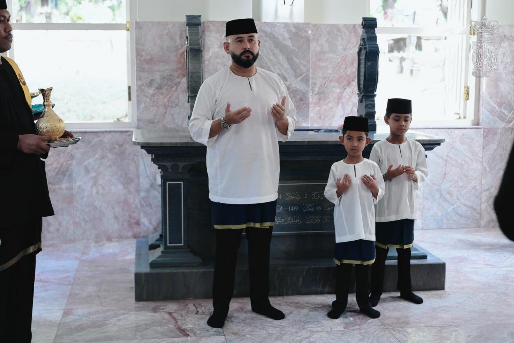 **已签发**柔：第三版假头：摄政王率王室成员  悼念祖父已故苏丹依斯干达