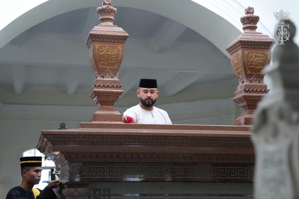 **已签发**柔：第三版假头：摄政王率王室成员  悼念祖父已故苏丹依斯干达