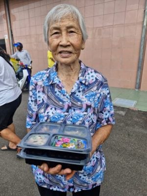 銮德教会免费派发5700素餐盒 实践德教精神回馈民众