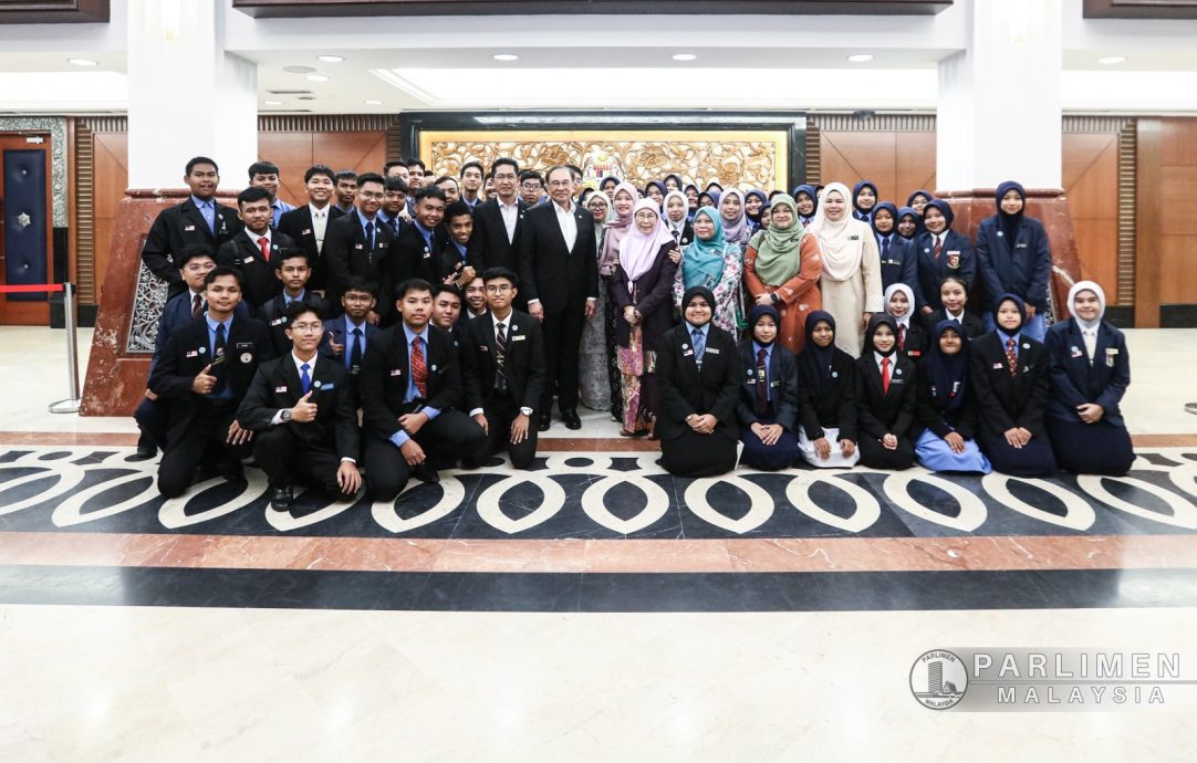 已签/国会/让民主教育走出课本 1000名中学生料参与 “学校国会计划”