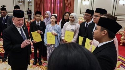 包括3华裔  13优秀生获元首奖学金