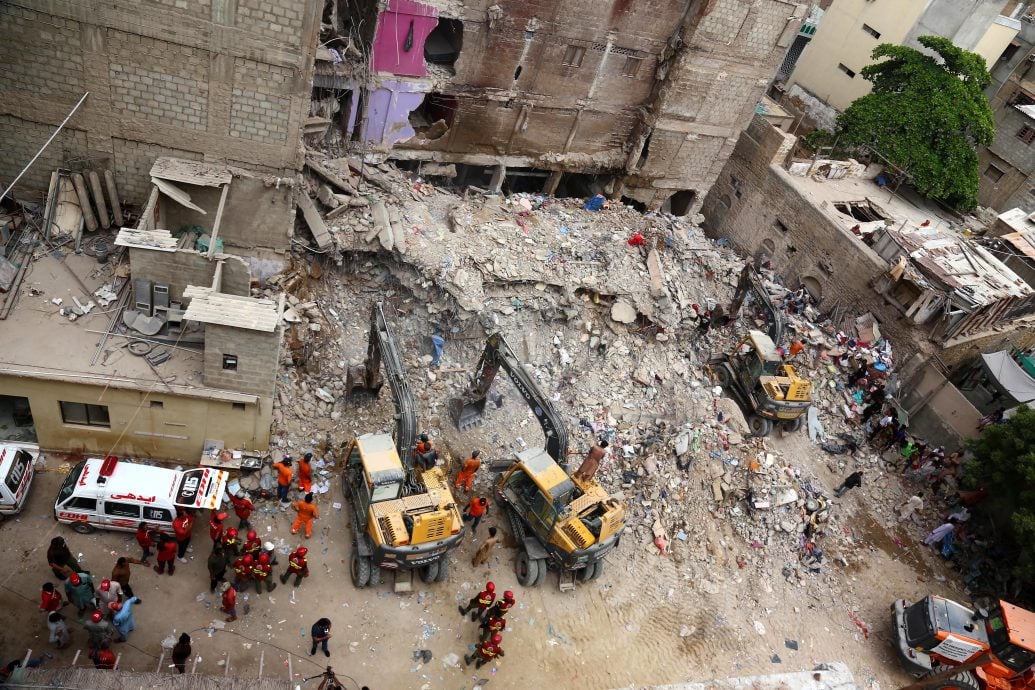 巴基斯坦一栋楼房倒塌 至少17人死亡