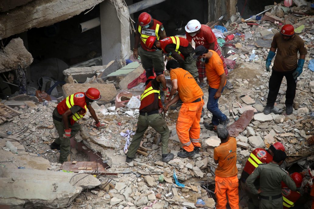 巴基斯坦一栋楼房倒塌 至少17人死亡