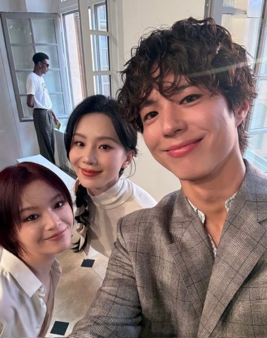 巴黎秀场轻扶刘诗诗合照 朴宝剑被V@BTS霸气拖上车	