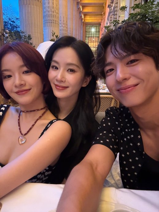 巴黎秀场轻扶刘诗诗合照 朴宝剑被V@BTS霸气拖上车	