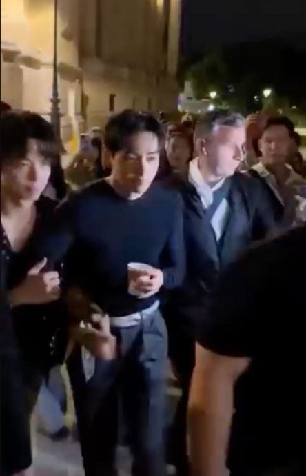 巴黎秀场轻扶刘诗诗合照 朴宝剑被V@BTS霸气拖上车	