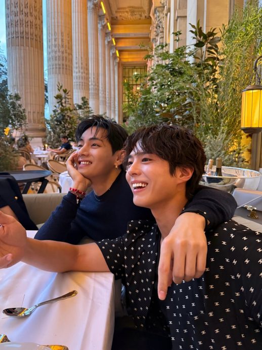 巴黎秀场轻扶刘诗诗合照 朴宝剑被V@BTS霸气拖上车	