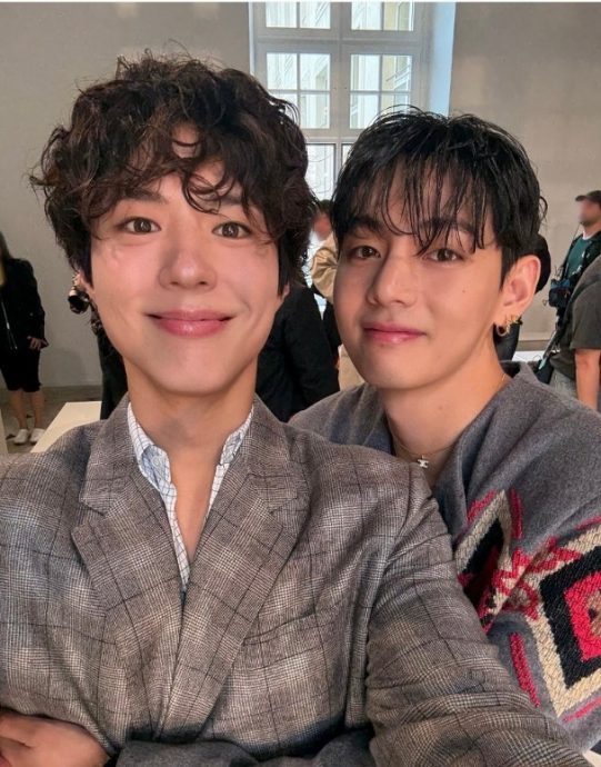 巴黎秀场轻扶刘诗诗合照 朴宝剑被V@BTS霸气拖上车	