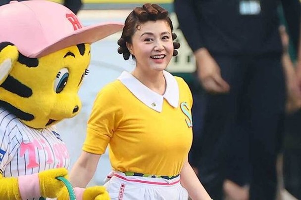 师奶look现身开球礼 藤原纪香显老险认不出