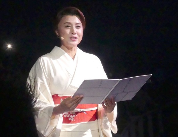 师奶look现身开球礼 藤原纪香显老险认不出