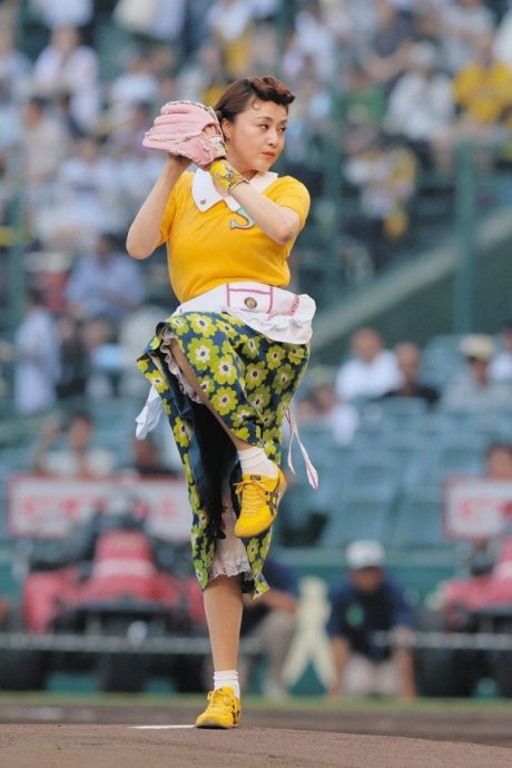 师奶look现身开球礼 藤原纪香显老险认不出