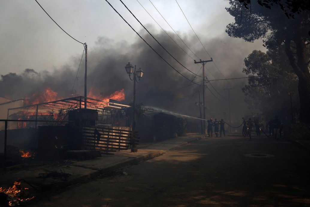 希腊多地野火肆虐 当局请求欧盟支援救火