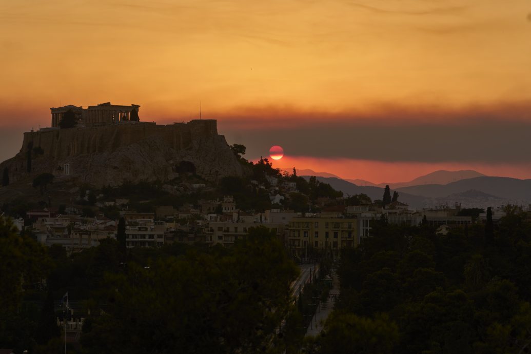 希腊多地野火肆虐 当局请求欧盟支援救火