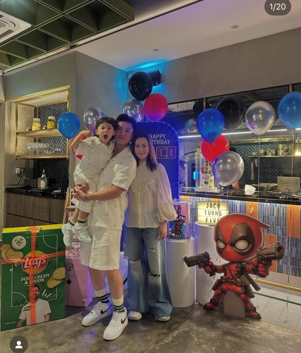 带5岁儿来马办死侍生日派对 陈山聪高举Jaco双峰塔前打卡