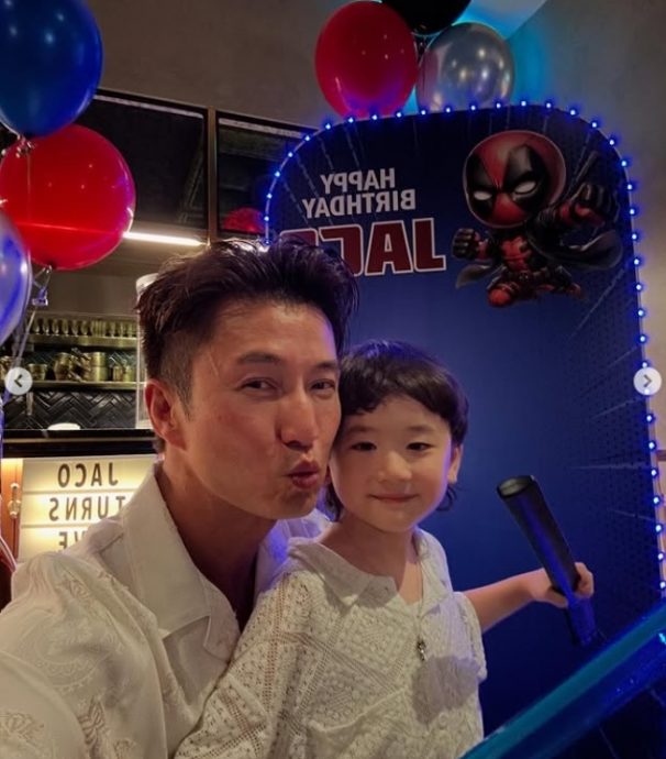 带5岁儿来马办死侍生日派对 陈山聪高举Jaco双峰塔前打卡