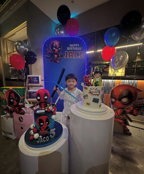 带5岁儿来马办死侍生日派对 陈山聪高举Jaco双峰塔前打卡