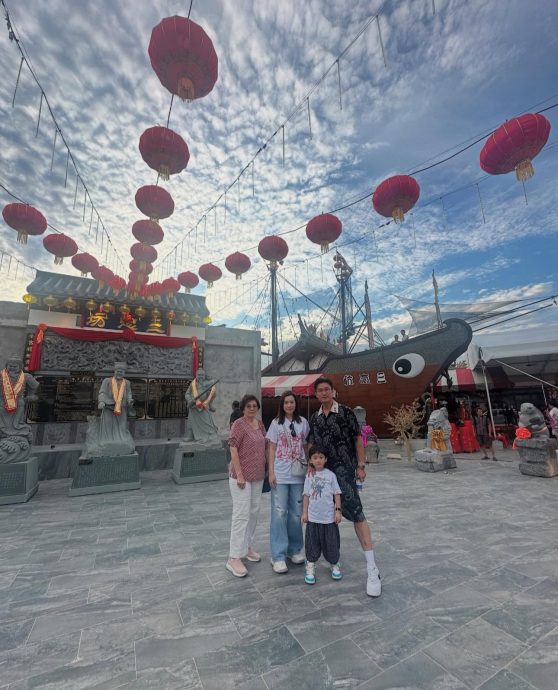 带5岁儿来马办死侍生日派对 陈山聪高举Jaco双峰塔前打卡