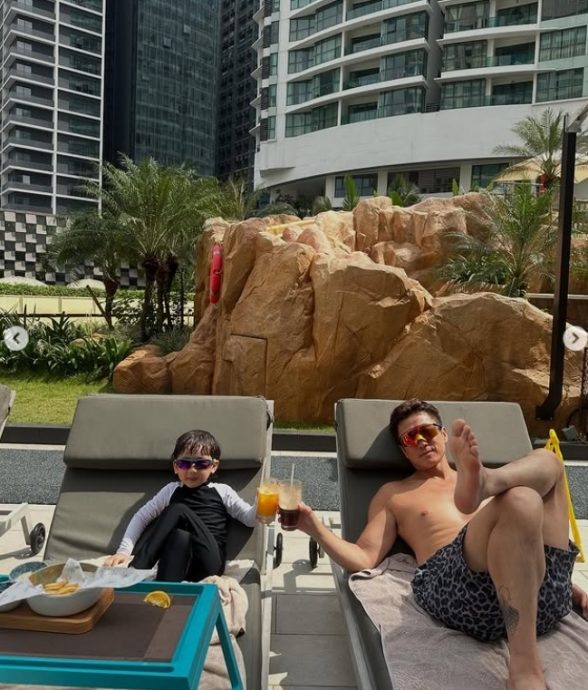 带5岁儿来马办死侍生日派对 陈山聪高举Jaco双峰塔前打卡