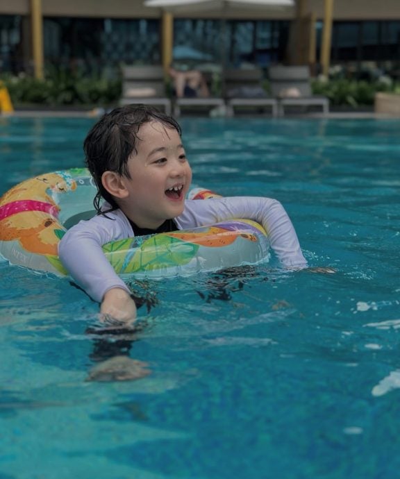 带5岁儿来马办死侍生日派对 陈山聪高举Jaco双峰塔前打卡