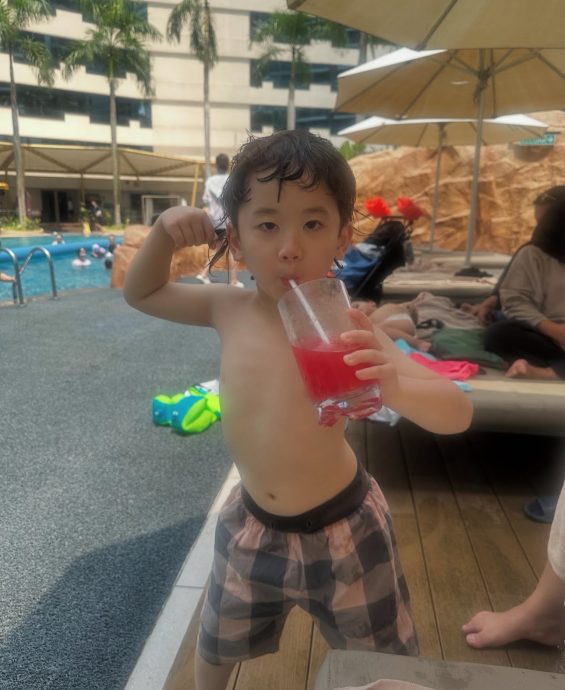 带5岁儿来马办死侍生日派对 陈山聪高举Jaco双峰塔前打卡