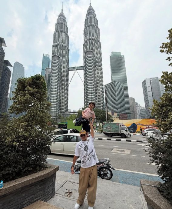 带5岁儿来马办死侍生日派对 陈山聪高举Jaco双峰塔前打卡