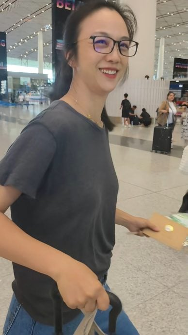 带女儿出游机场被偶遇　汤唯求粉丝“别拍孩子”	