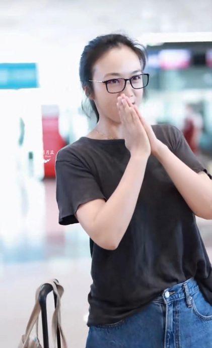 带女儿出游机场被偶遇　汤唯求粉丝“别拍孩子”	