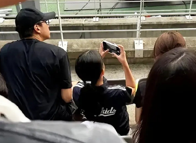 带孩子朝圣BLACKPINK演唱会 邓超孙俪低调现身首尔