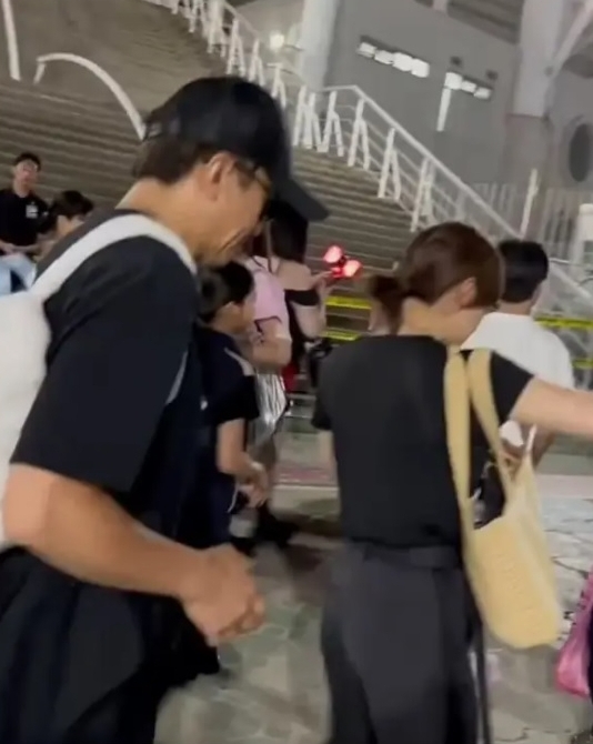 带孩子朝圣BLACKPINK演唱会 邓超孙俪低调现身首尔