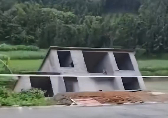 广西5层楼房因暴雨垮塌 房主在外挣装修钱