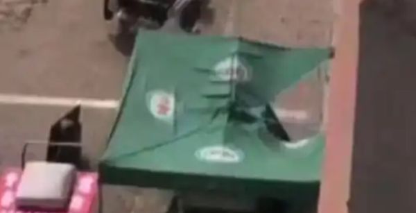 店家20年来首度撑伞接住坠楼男童 医生直呼:奇迹