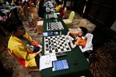 患肌肉萎缩 赛场成焦点   “轮椅小兄弟”自信弈棋 