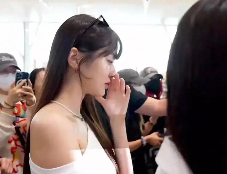 张员瑛被接机人群臭到掩鼻 秒切职业微笑全被拍