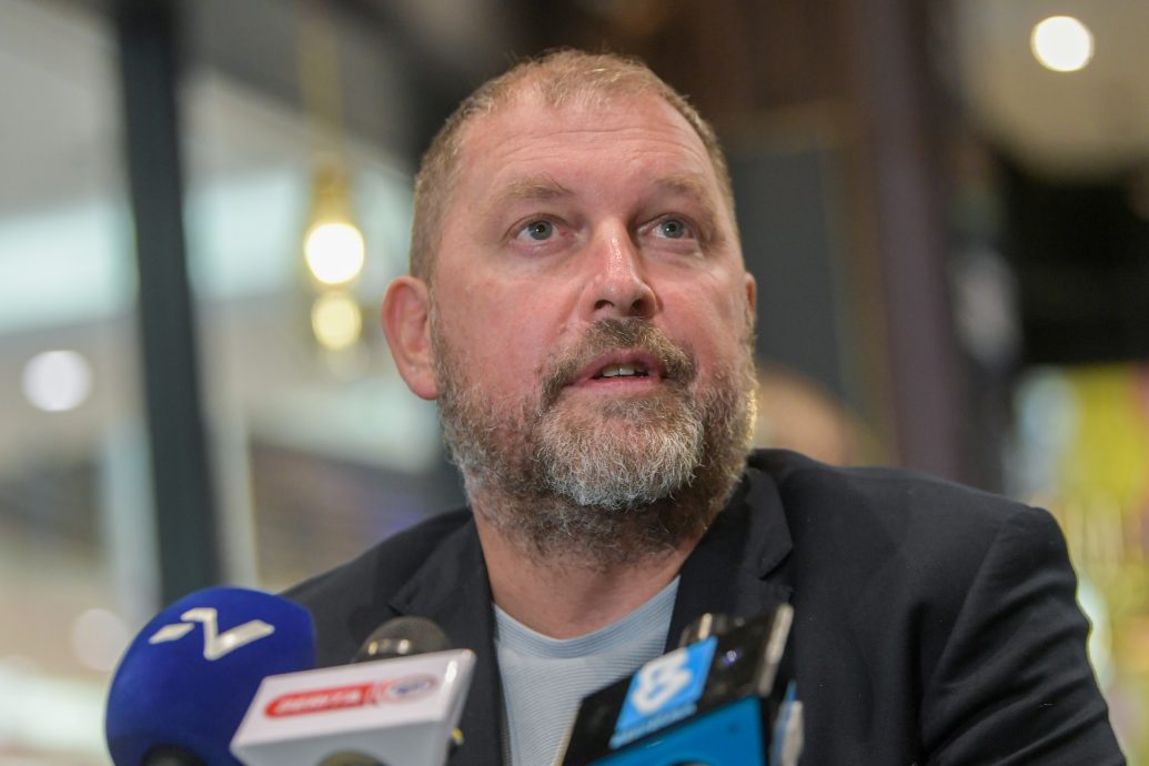 归化球员课题一再被“玩弄”  国足主帅：我厌倦了