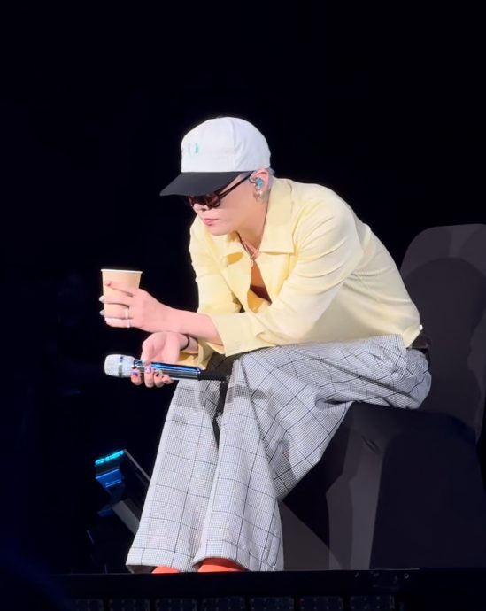 彩排时声音沙哑频喝水 GD显疲态疑生病