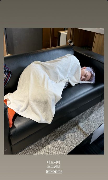 彩排时声音沙哑频喝水 GD显疲态疑生病