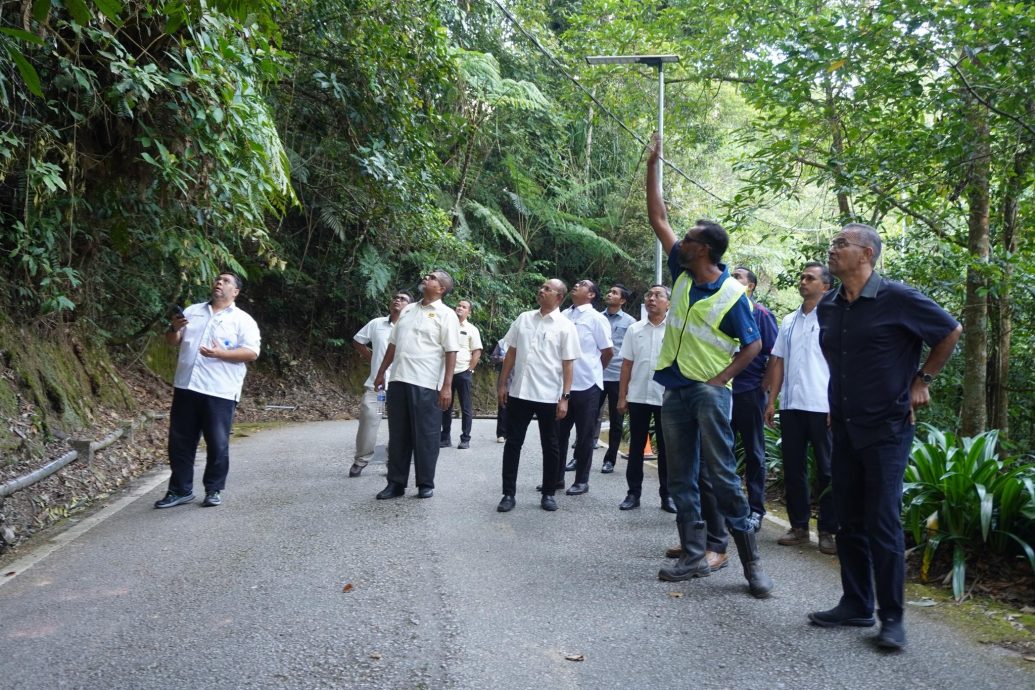 彭州政府促工程部特别拨款优先修复福隆港周围的道路。