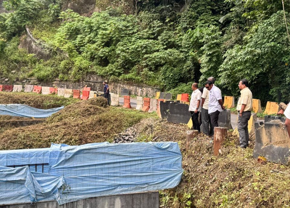 彭州政府促工程部特别拨款优先修复福隆港周围的道路。