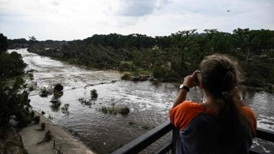 得州洪水已致至少80死逾40人失踪 特朗普否认削预算和裁员影响应对